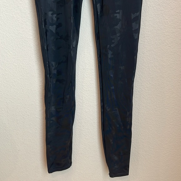 Spanx Faux Leather Camo Leggings Size Small - Picture 3 of 9